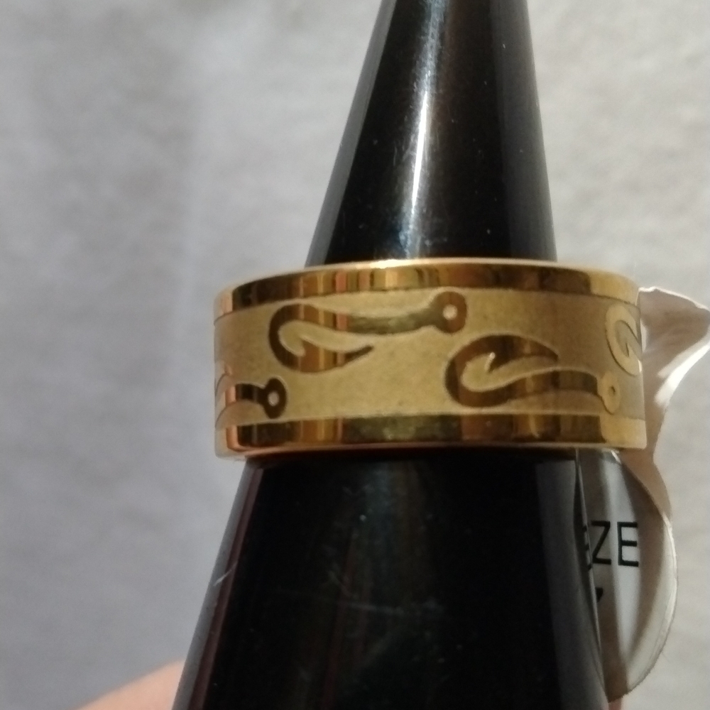 Fishhook design steel wedding band ring size 7 gold tone (sku 141)